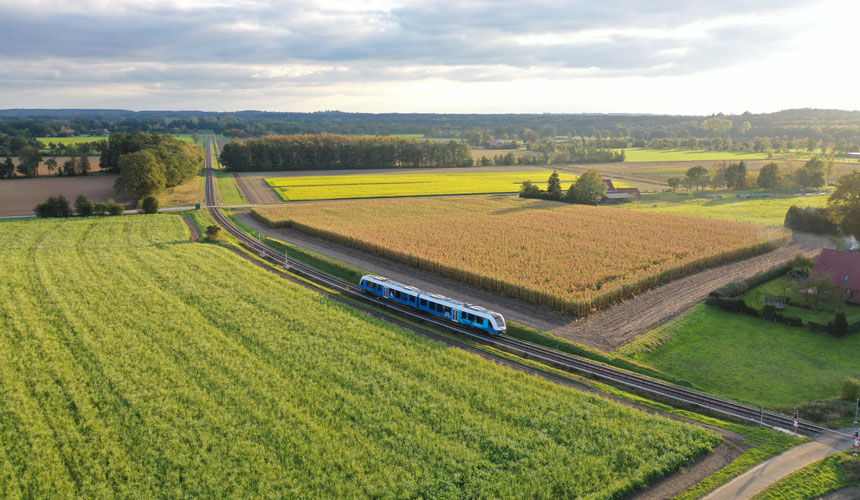 Bentheimer Eisenbahn fährt über Land