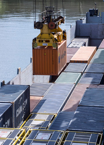Containerumschlag im Duisburger Hafen