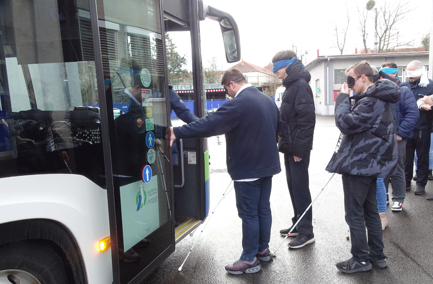 Bewusstsein für Menschen mit Seheinschränkung im ÖPNV